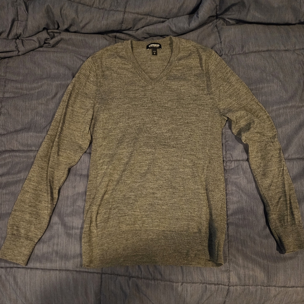 Express Men's Grey V-Neck Sweater